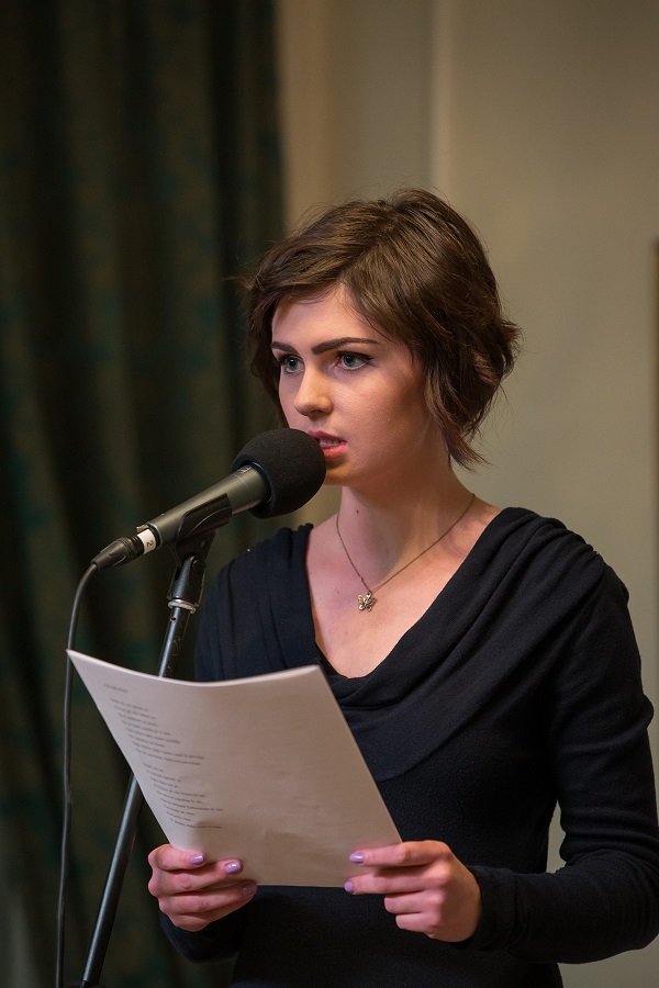 Mia Sara Gril